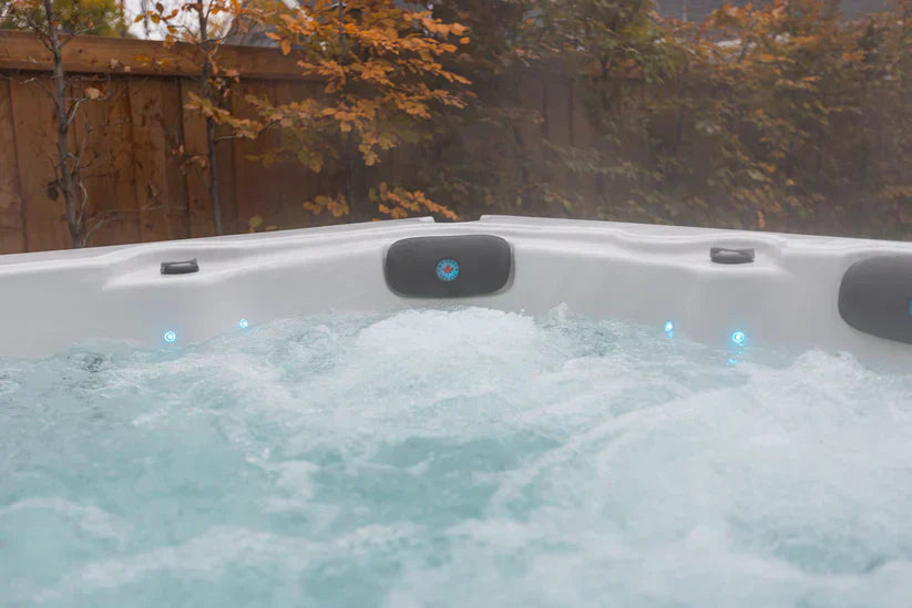 Luxuriöser Whirlpool im Garten mit klarem Wasser als Beispiel für professionelle Wasserpflege und funktionierende Filtration