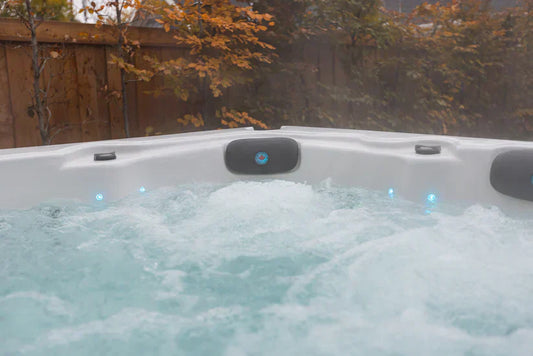Luxuriöser Whirlpool im Garten mit klarem Wasser als Beispiel für professionelle Wasserpflege und funktionierende Filtration