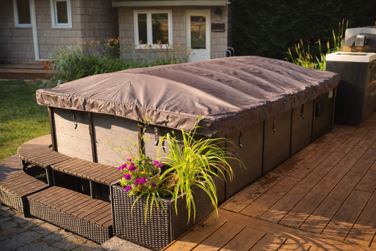 Swim Spa mit geschlossener Rolloabdeckung auf moderner Holzterrasse im Garten, stilvoll integriert und bereit für die tägliche Nutzung