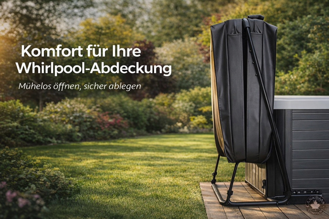 Bodenbefestigte Abdeckhilfe für Whirlpool, die die gefaltete Whirlpool-Abdeckung sicher hinter dem Whirlpool hält, auf einer Holzterrasse in einem grünen Garten.