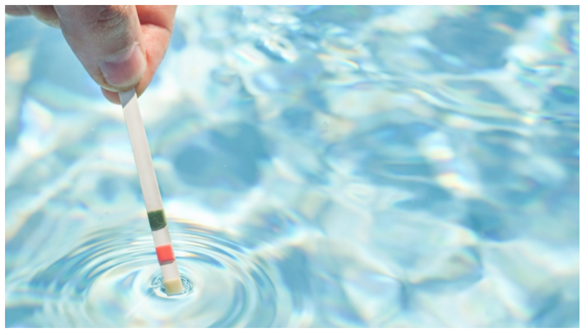 Whirlpoolwasser mit Teststreifen prüfen