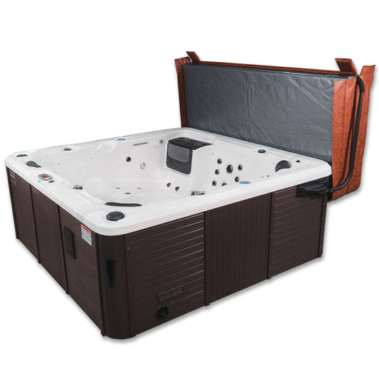 Whirlpool mit geöffneter randbefestigter Abdeckhilfe, die die isolierte Abdeckung platzsparend hinter dem Spa hält.