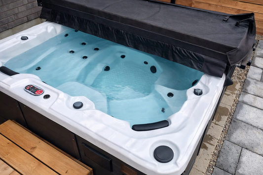 Whirlpool mit klarem Wasser im Garten nach korrekter Wasserpflege mit Starter Set von Canadian Spa Company