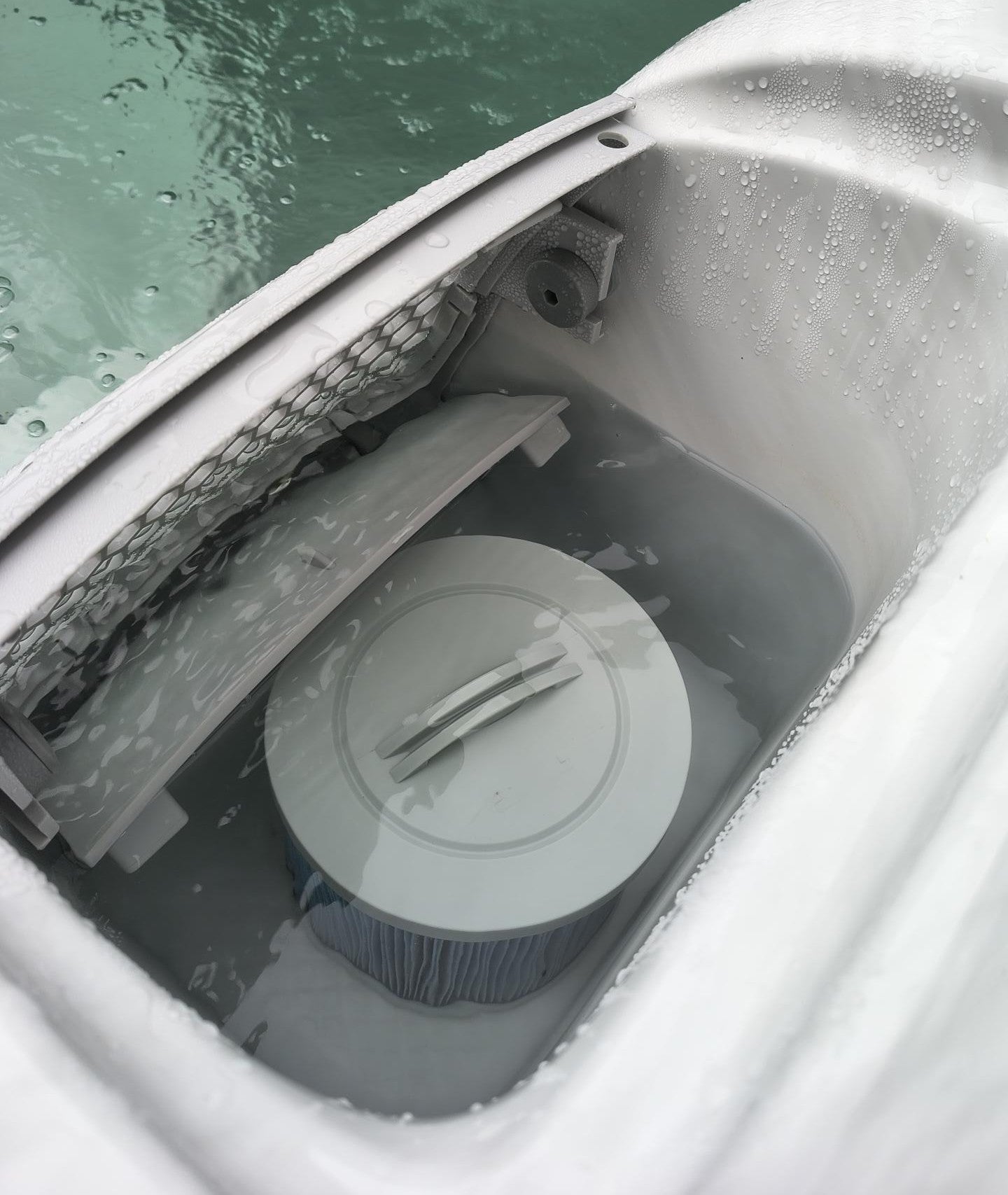 Neue Wehrklappe – Premium-Oberflächenfiltration für einen saubereren Whirlpool