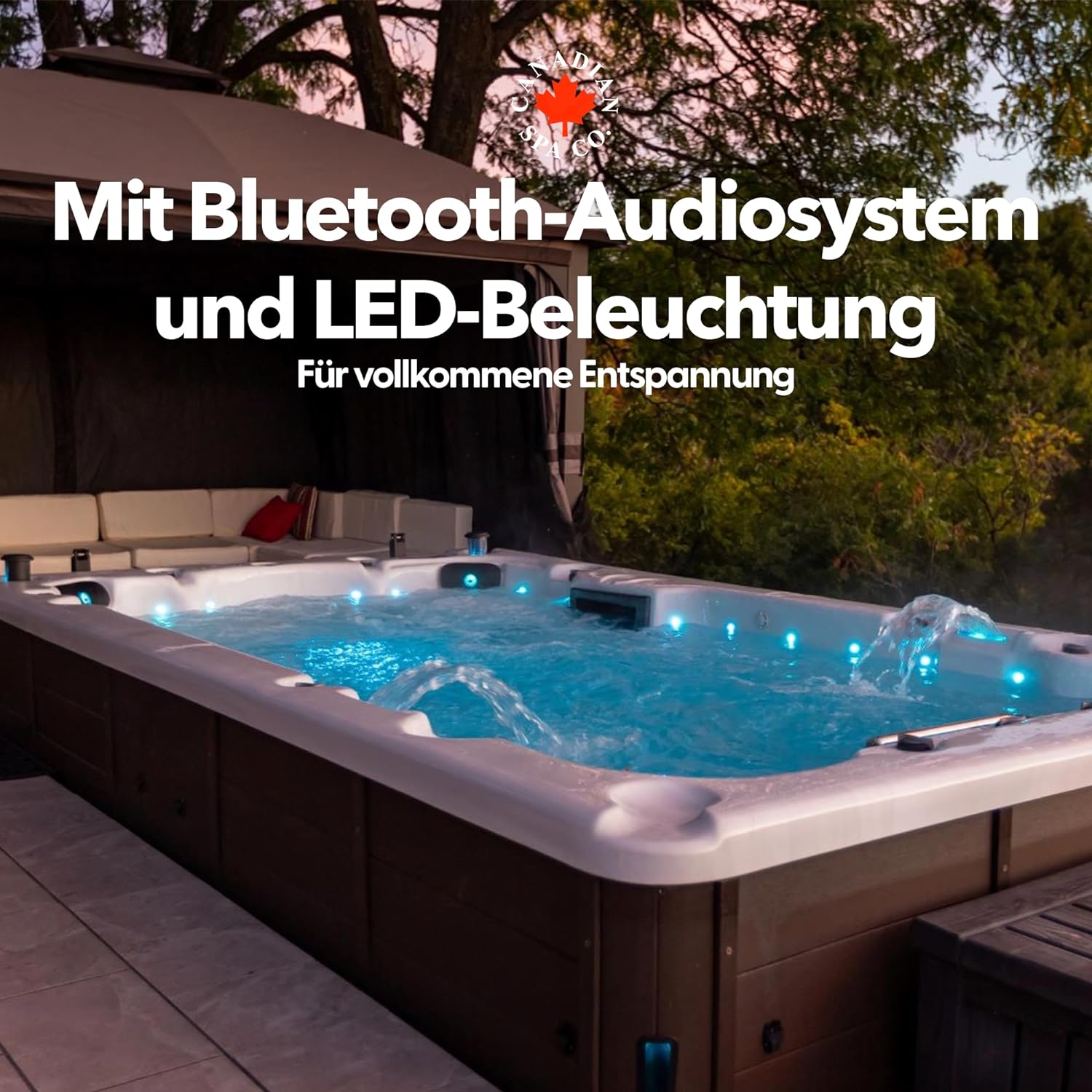 Beleuchteter Canadian Spa St. Lawrence Swim Spa für entspannte Abende im Garten