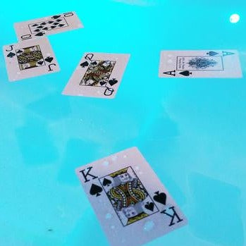 Wasserfeste Spielkarten aus Kunststoff schwimmen im Wasser