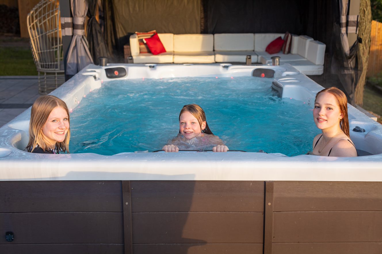Familie genießt gemeinsame Zeit in einem Canadian Spa Swim Spa