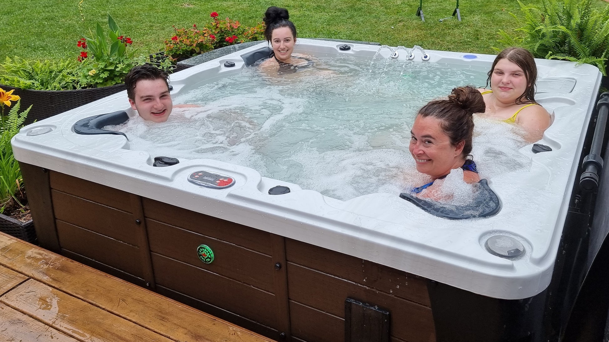 Erie AI Whirlpool für 6 Personen im Garten