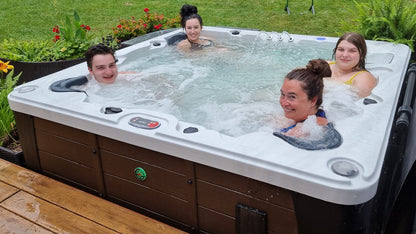 Erie AI Whirlpool für 6 Personen im Garten